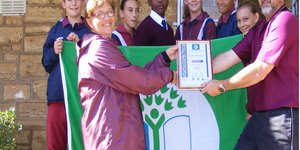 Groen Vlag vir Okkie Smuts: Voor links en regs is Felicity Beukes en mnr GJ Koekemoer. Agter vlnr is Japie Louw,  Cathaleen Bloerus, Vuyolwethu Mbangeni, Asana Miles, Mitchell Temmers en Kayla Fourie. 